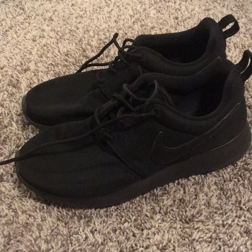 Black NIKE Rosche’s !!! Hardly worn 😎